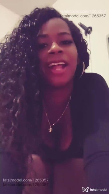 Acompanhante mulher morena (o) de olhos pretos - Pérola negra