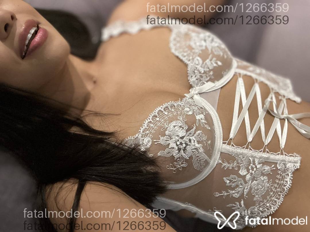 Acompanhante mulher morena (o) de olhos pretos - Laura Pimentel