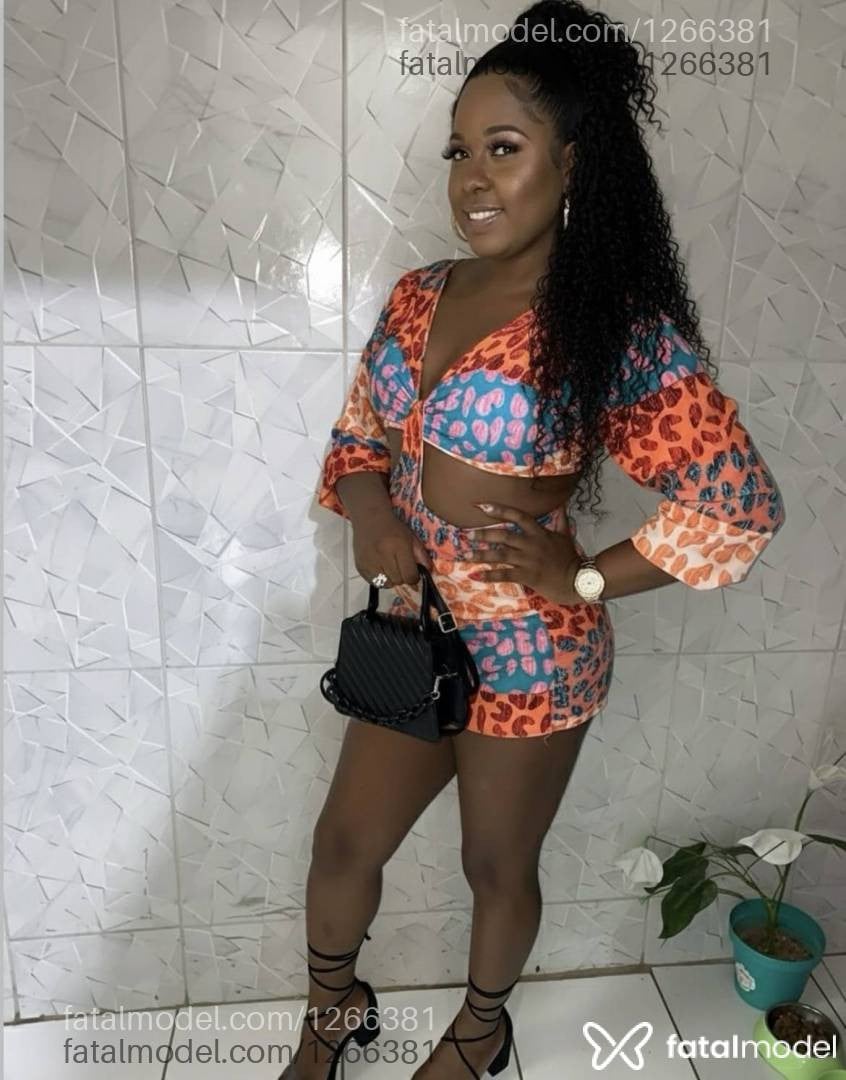 Acompanhante mulher trans com cabelo castanho de olhos pretos - Juliana