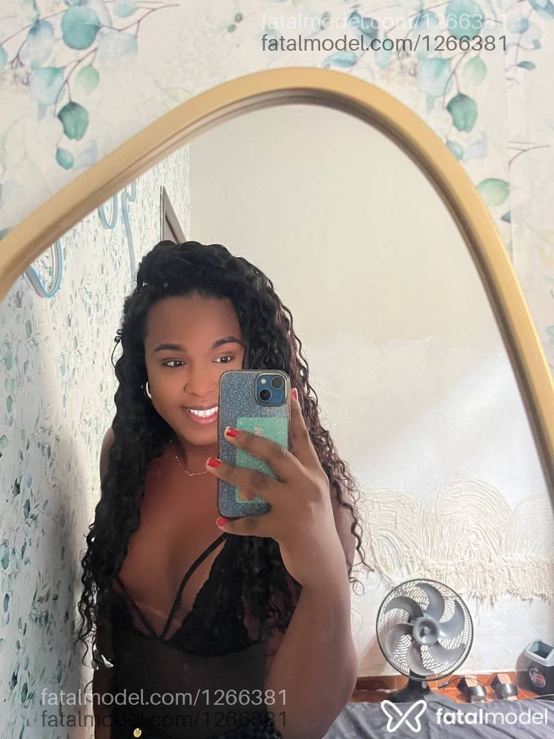 Acompanhante mulher trans com cabelo castanho de olhos pretos - Juliana