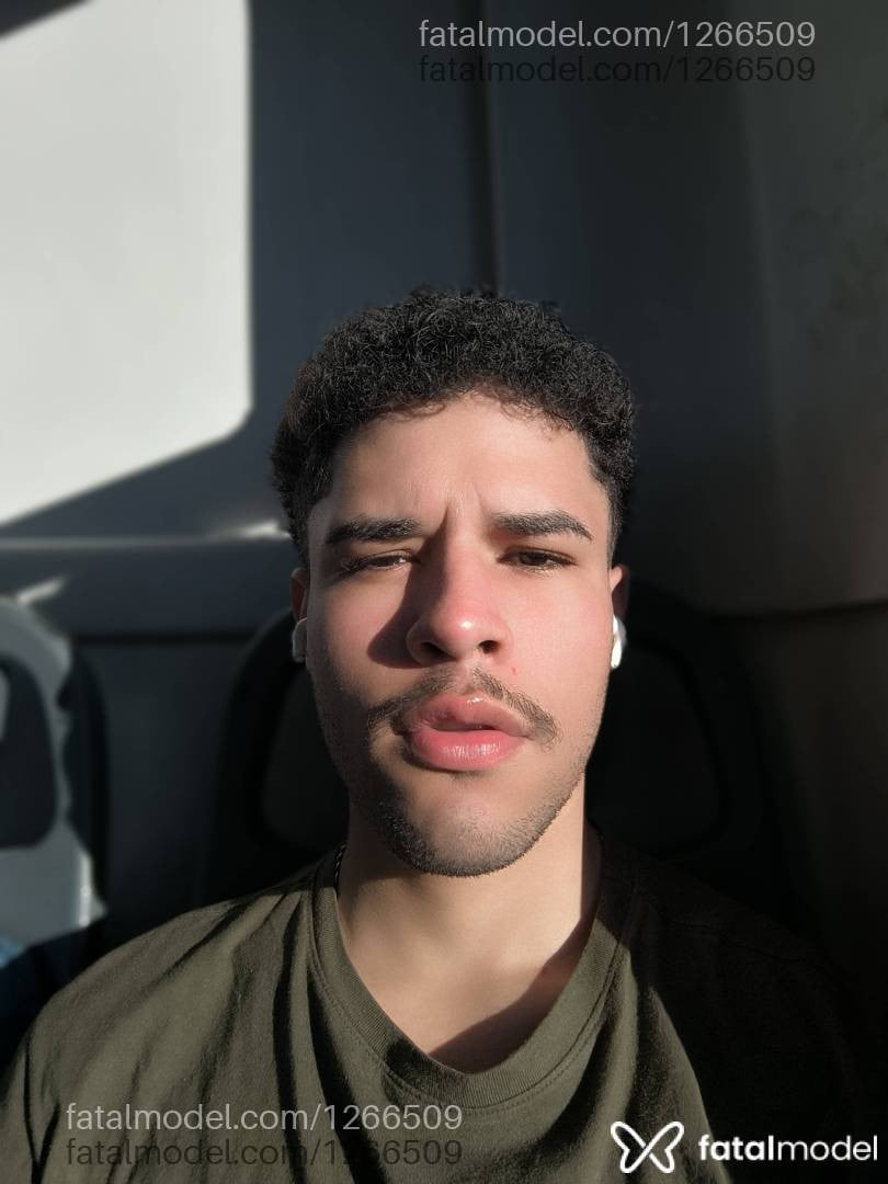 Acompanhante homem com cabelo castanho de olhos castanhos em Curitiba - Novinhoxx