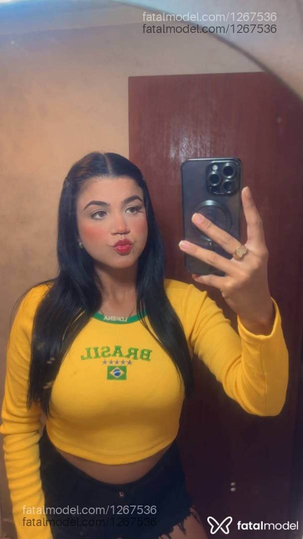 Acompanhante mulher com cabelo castanho de olhos mel em Armação dos Búzios - Júlia Prado