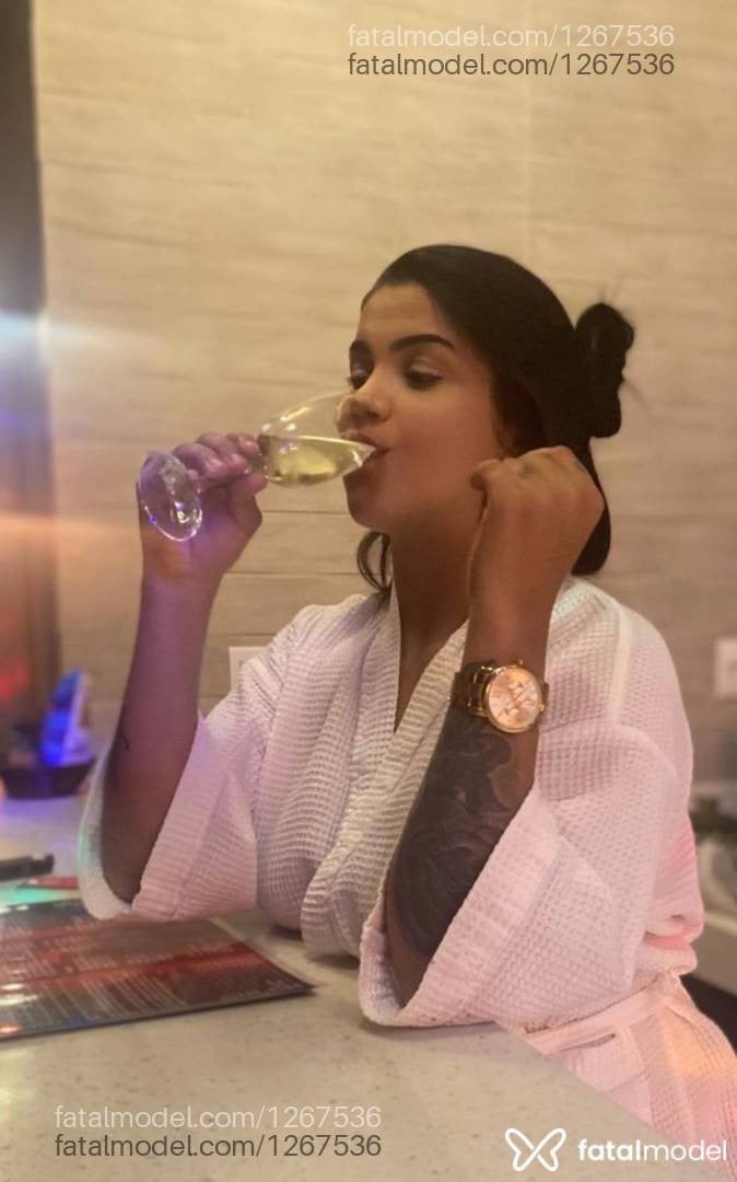 Acompanhante mulher com cabelo castanho de olhos mel - Júlia Prado