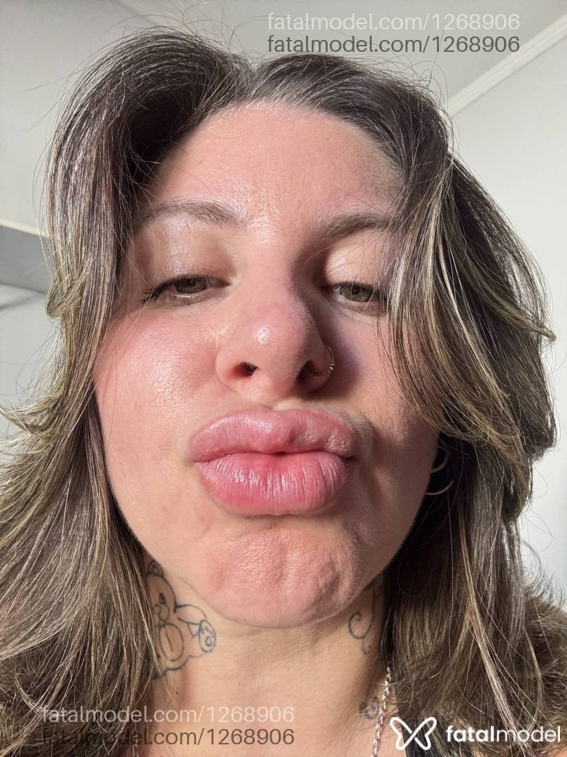 Acompanhante mulher loira (o) de olhos verdes - Laura Valentino Acompanhante mulher loira (o) de olhos verdes - Laura Valentino