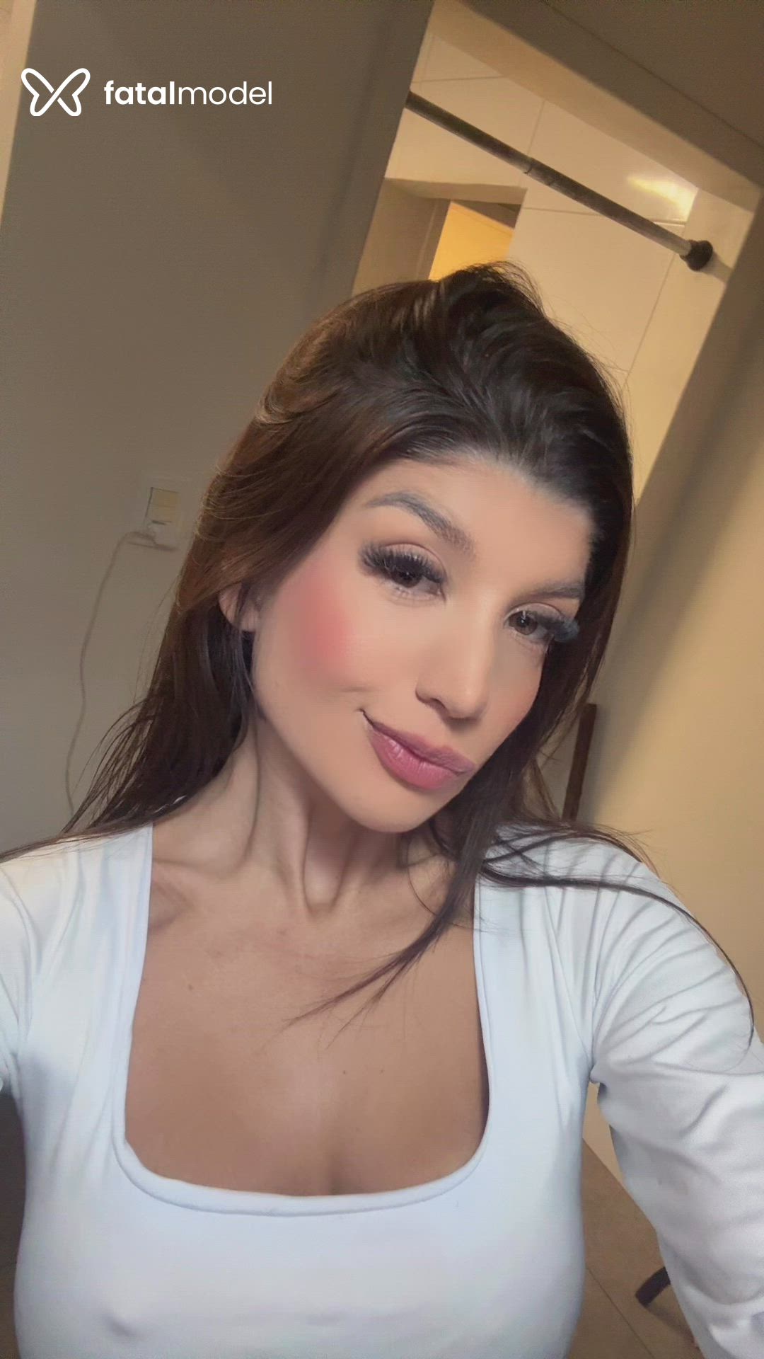 Acompanhante mulher com cabelo castanho de olhos mel - Brunatr Acompanhante mulher com cabelo castanho de olhos mel - Brunatr