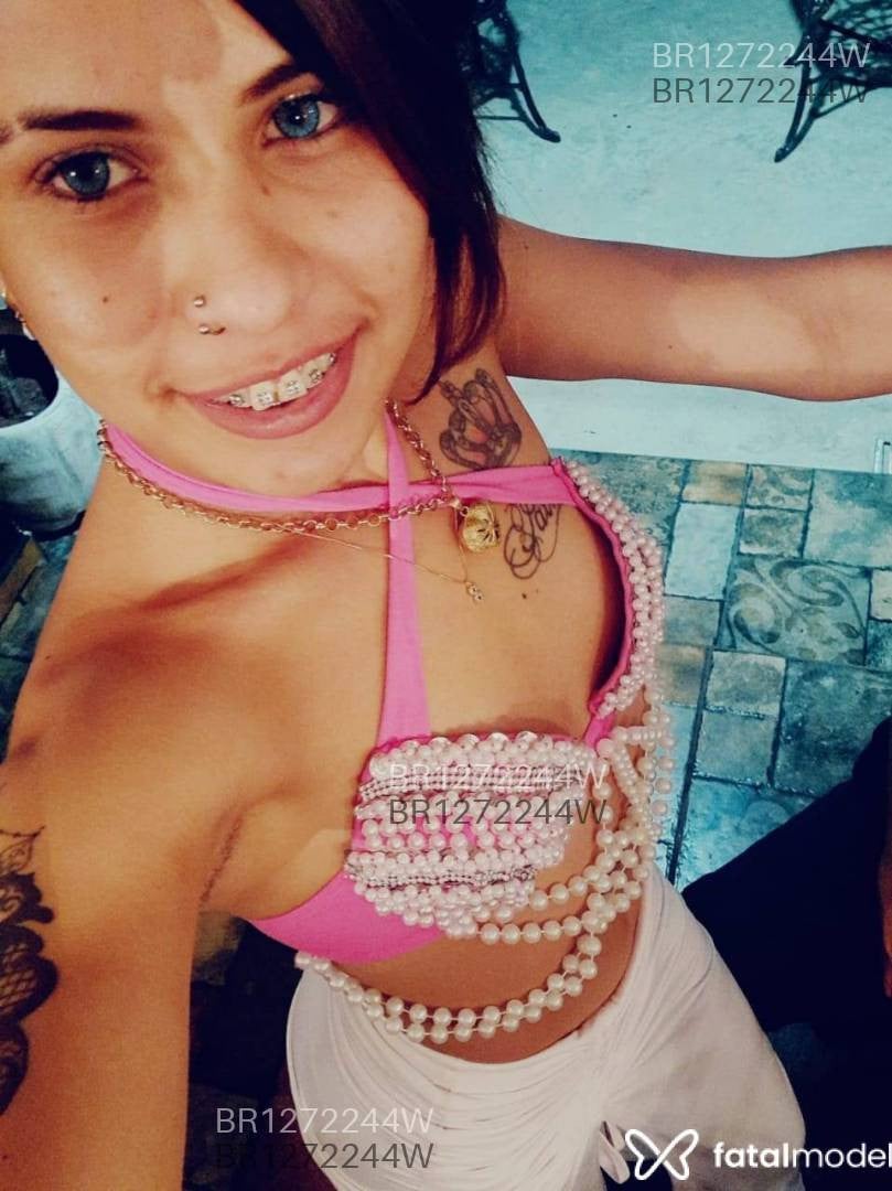 Acompanhante mulher com cabelo castanho de olhos verdes em Balneário Camboriú - Vick