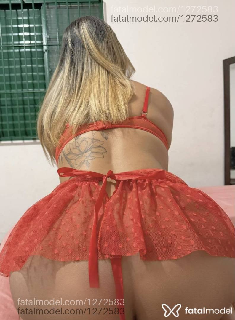 Acompanhante mulher loira (o) de olhos castanhos - Serena Venturine