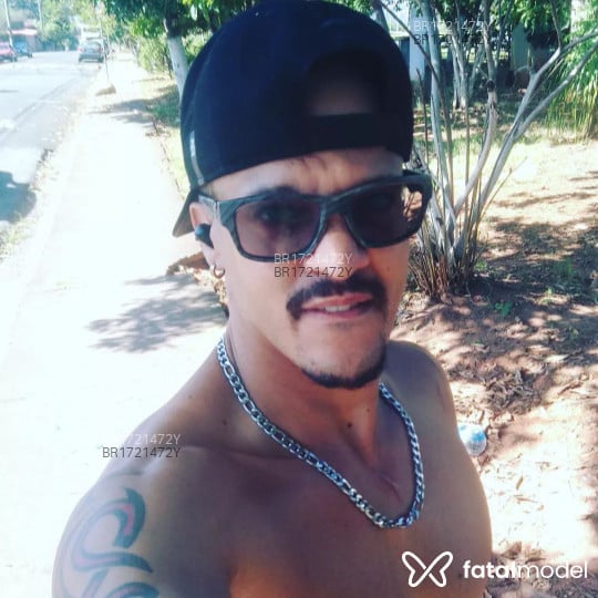 Acompanhante homem com cabelo castanho de olhos verdes em Cuiabá Acompanhante homem com cabelo castanho de olhos verdes em Cuiabá - Arthur Moraes