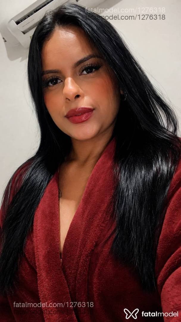 Acompanhante mulher morena (o) de olhos castanhos - Caroline Merlo