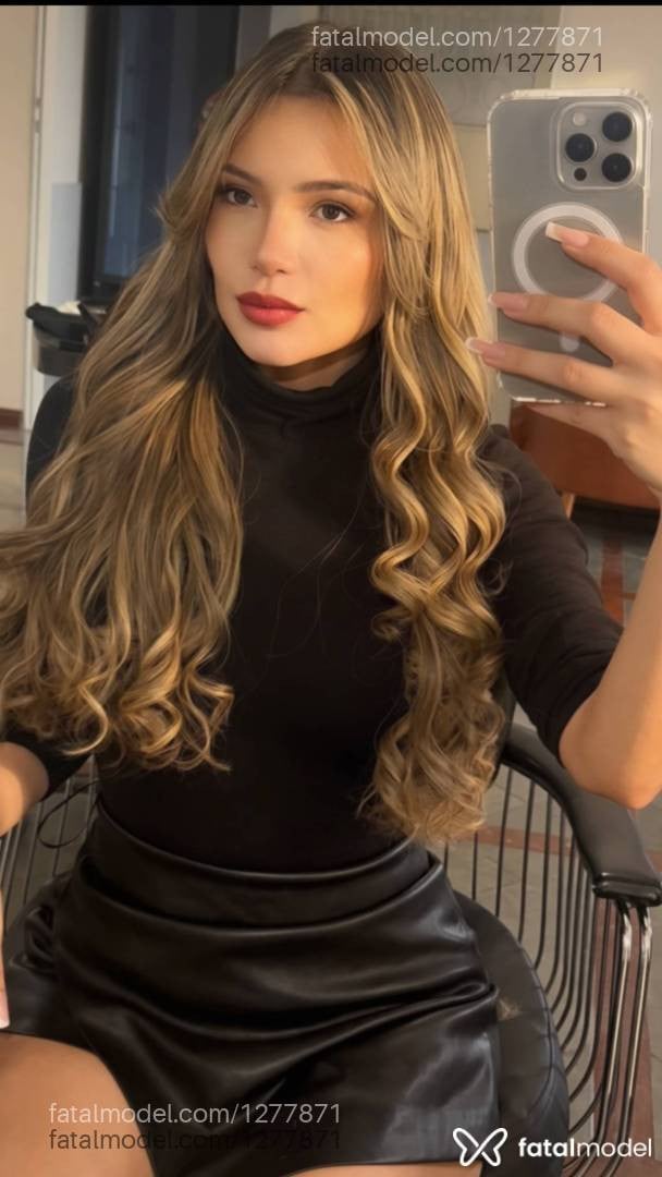 Acompanhante mulher loira (o) de olhos castanhos - BRUNA