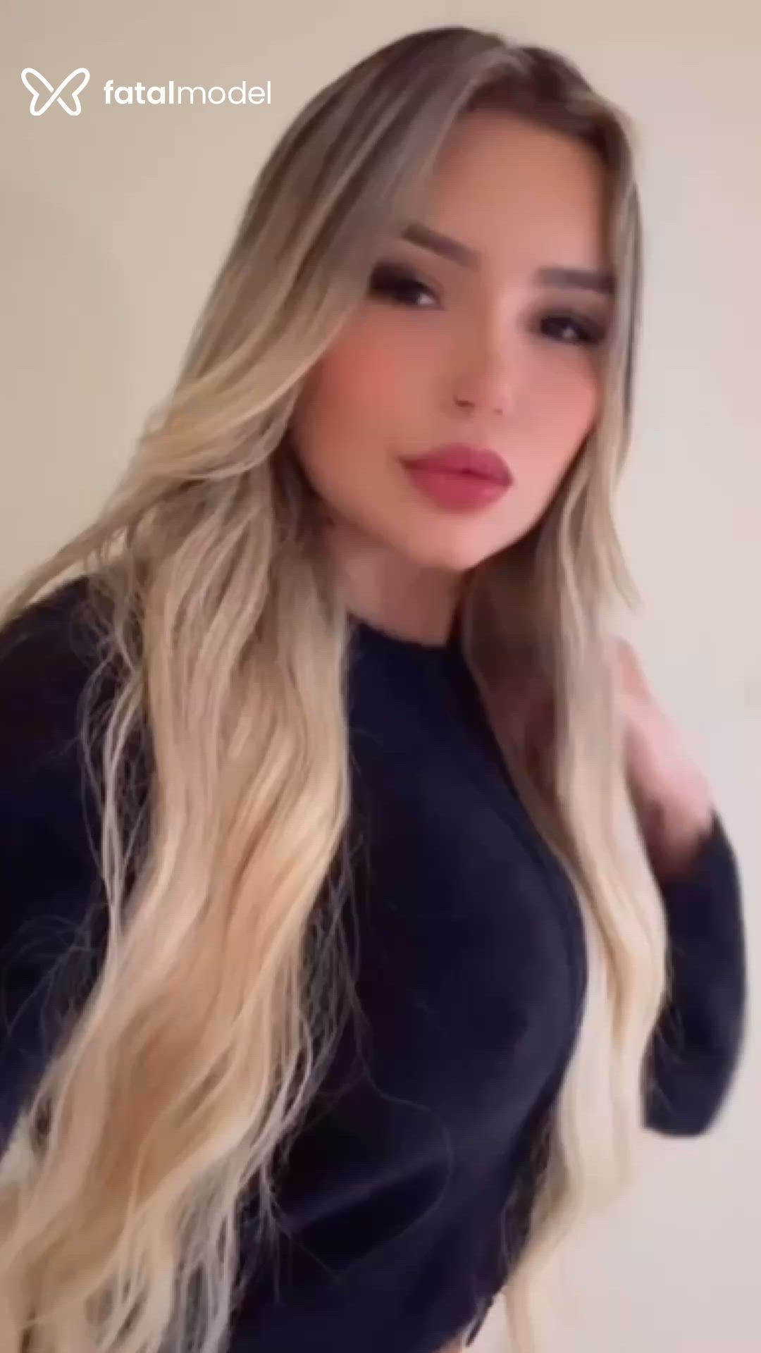 Acompanhante mulher loira (o) de olhos castanhos - BRUNA