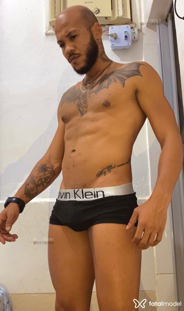 Acompanhante homem sem cabelo de olhos castanhos - DieguitO