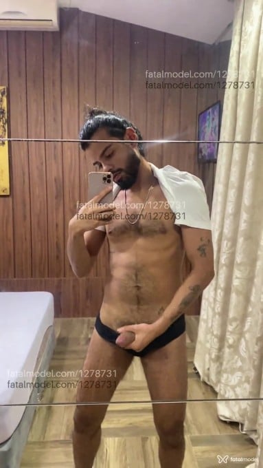 Acompanhante homem morena (o) de olhos castanhos em São José - Ícaro