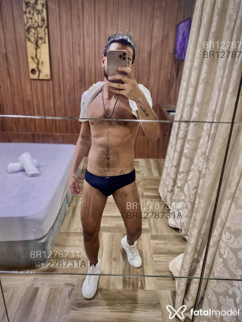Acompanhante homem morena (o) de olhos castanhos em São José - Ícaro
