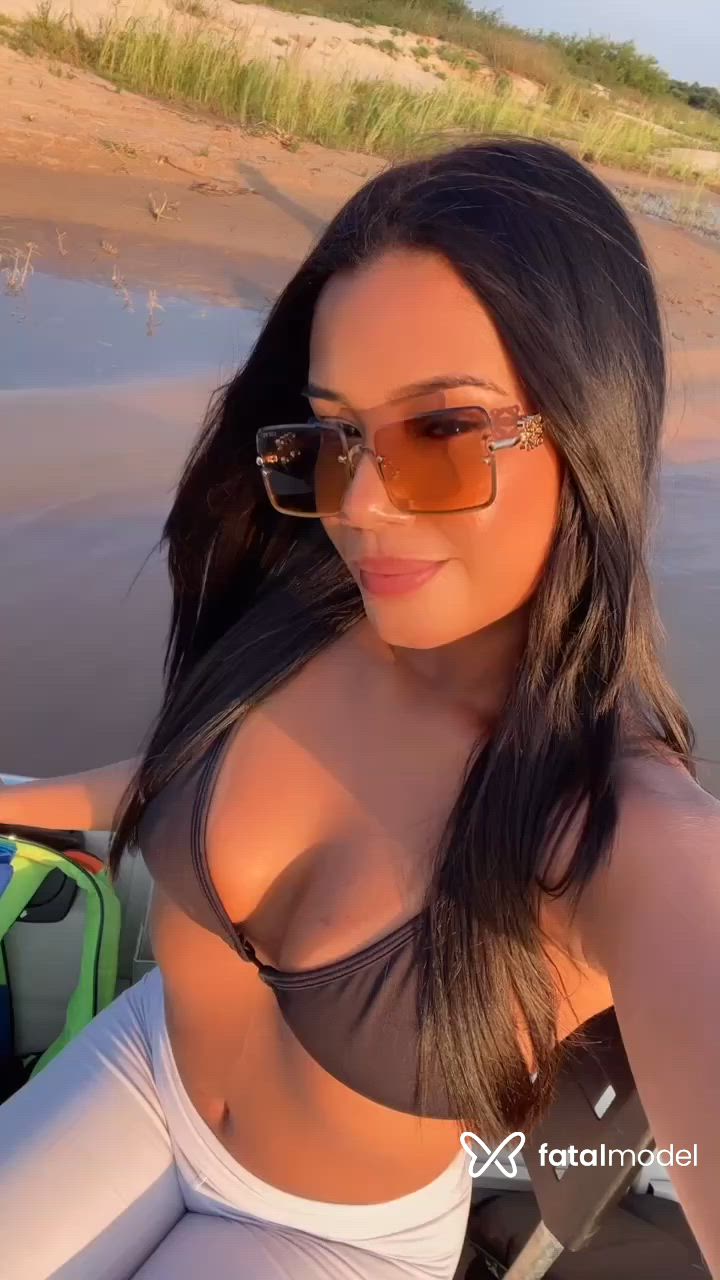 Acompanhante mulher com cabelo castanho de olhos pretos - Mariana Vargas