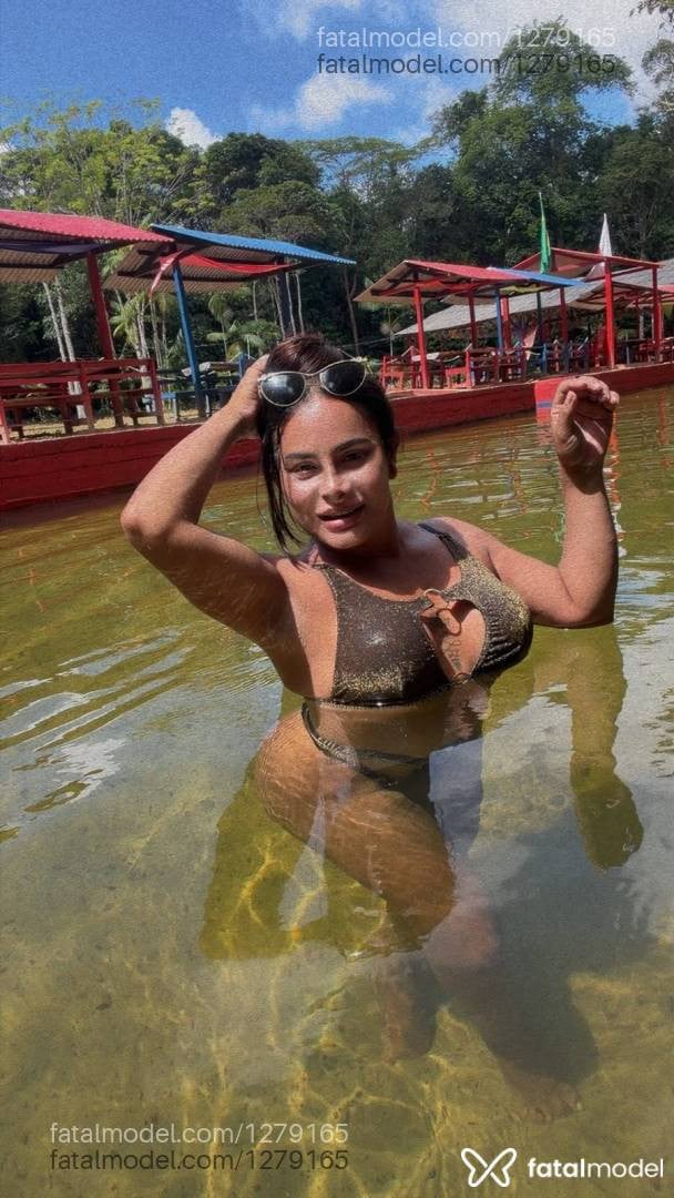 Acompanhante mulher trans com cabelo castanho de olhos castanhos - Vitória Santos