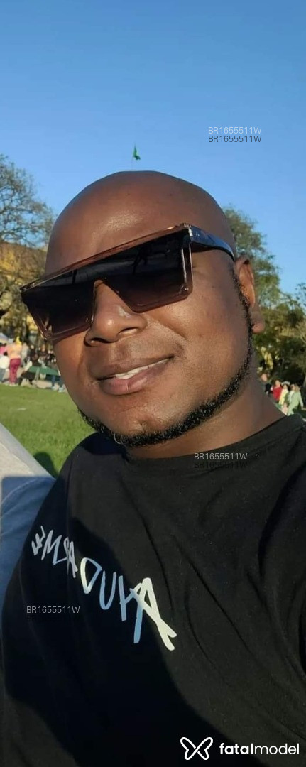 Acompanhante homem sem cabelo de olhos pretos em Florianópolis - Negrors