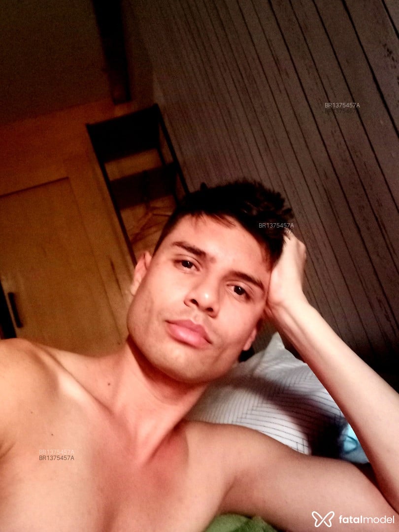Acompanhante homem com cabelo castanho de olhos castanhos em Curitiba Acompanhante homem com cabelo castanho de olhos castanhos em Curitiba - Fernando