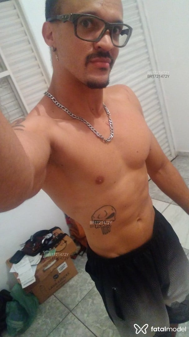 Acompanhante homem com cabelo castanho de olhos verdes em Cuiabá Acompanhante homem com cabelo castanho de olhos verdes em Cuiabá - Arthur Moraes
