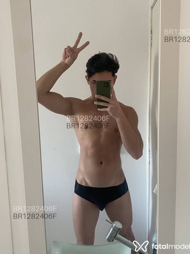 Acompanhante homem com cabelo castanho de olhos castanhos - Lorenzo Telles Acompanhante homem com cabelo castanho de olhos castanhos - Lorenzo Telles