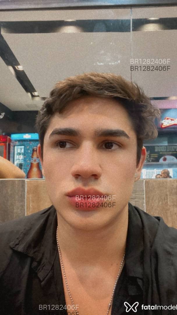 Acompanhante homem com cabelo castanho de olhos castanhos - Lorenzo Telles Acompanhante homem com cabelo castanho de olhos castanhos - Lorenzo Telles