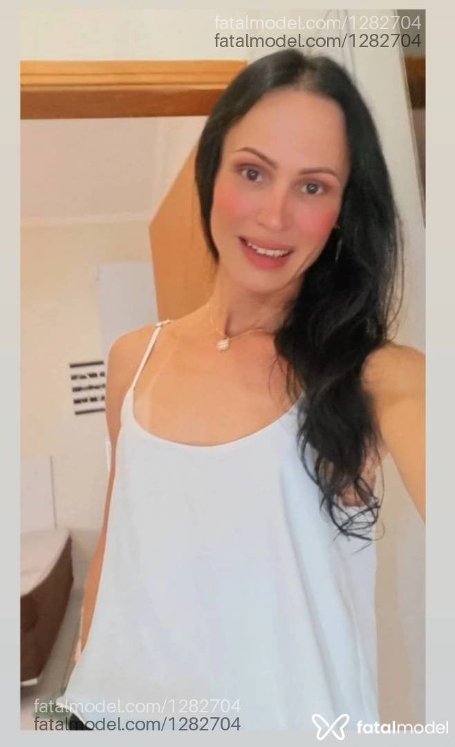 Acompanhante mulher trans morena (o) de olhos pretos - Bella