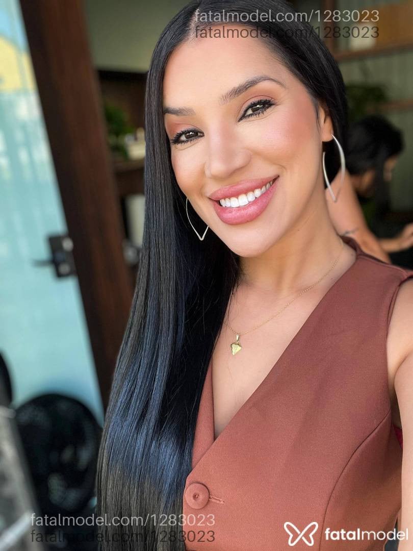Acompanhante mulher morena (o) de olhos castanhos - Nicole