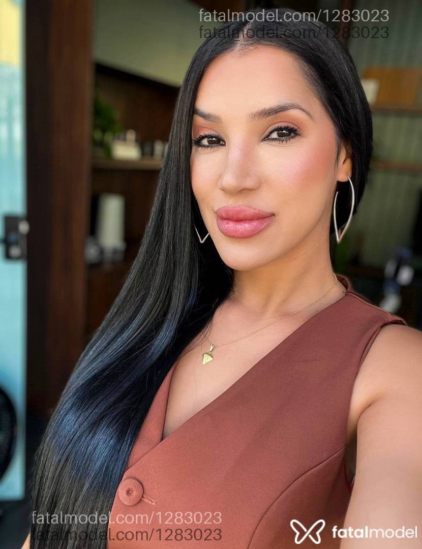 Acompanhante mulher morena (o) de olhos castanhos - Nicole