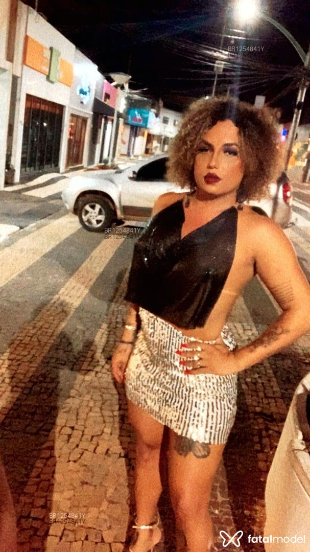 Acompanhante mulher trans com cabelo castanho de olhos castanhos em Rio Verde - Pietra Helena