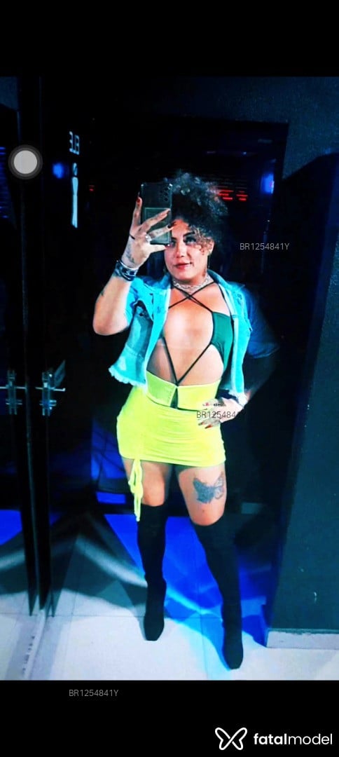 Acompanhante mulher trans com cabelo castanho de olhos castanhos em Rio Verde - Pietra Helena