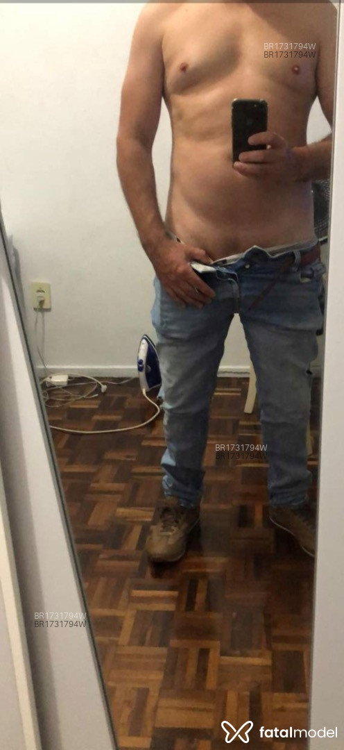 Acompanhante homem com cabelo castanho de olhos azuis - Ortiz Acompanhante homem com cabelo castanho de olhos azuis - Ortiz