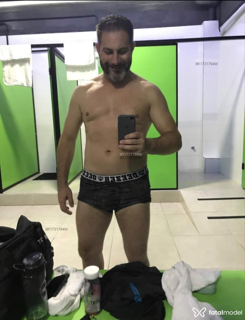 Acompanhante homem com cabelo castanho de olhos azuis - Ortiz Acompanhante homem com cabelo castanho de olhos azuis - Ortiz