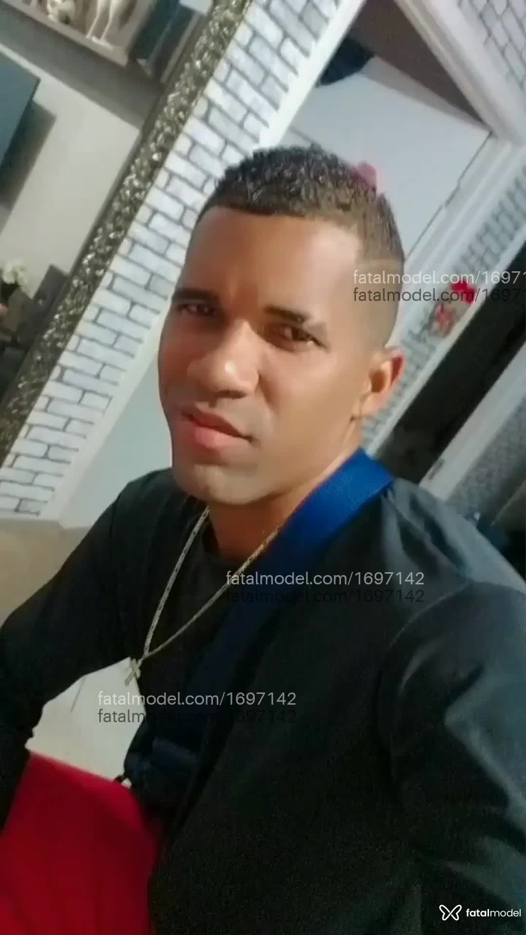Acompanhante homem morena (o) de olhos castanhos em Camaçari - Preto