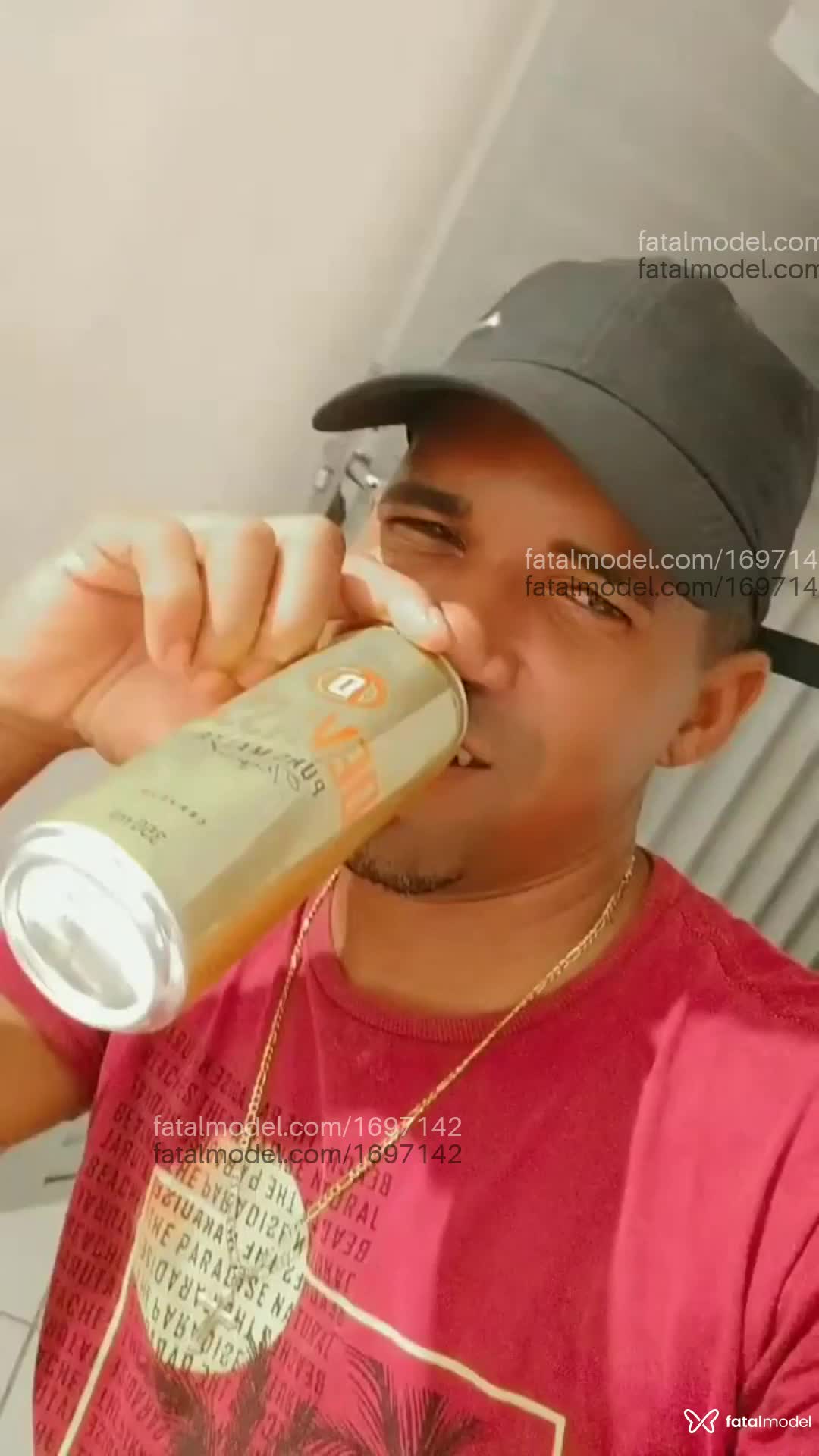 Acompanhante homem morena (o) de olhos castanhos em Camaçari - Preto