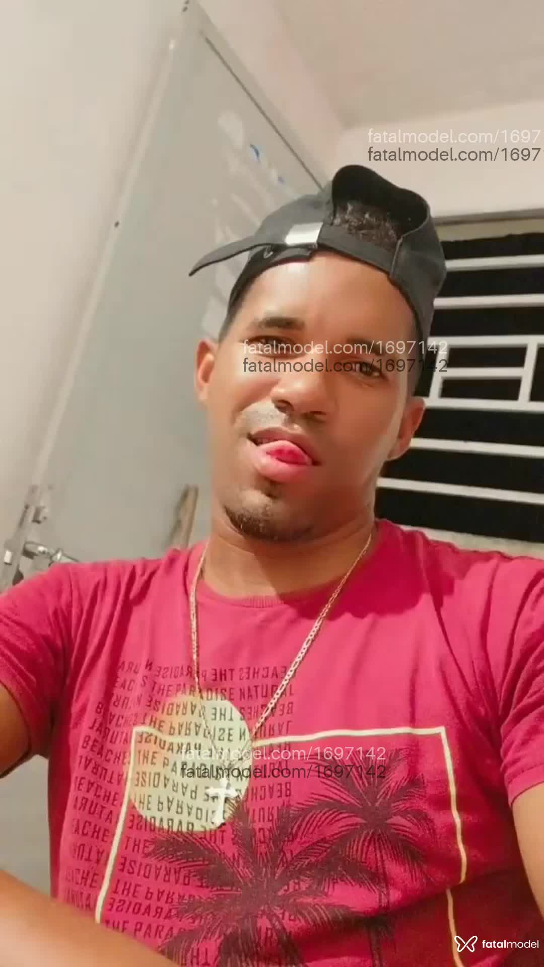 Acompanhante homem morena (o) de olhos castanhos em Camaçari - Preto