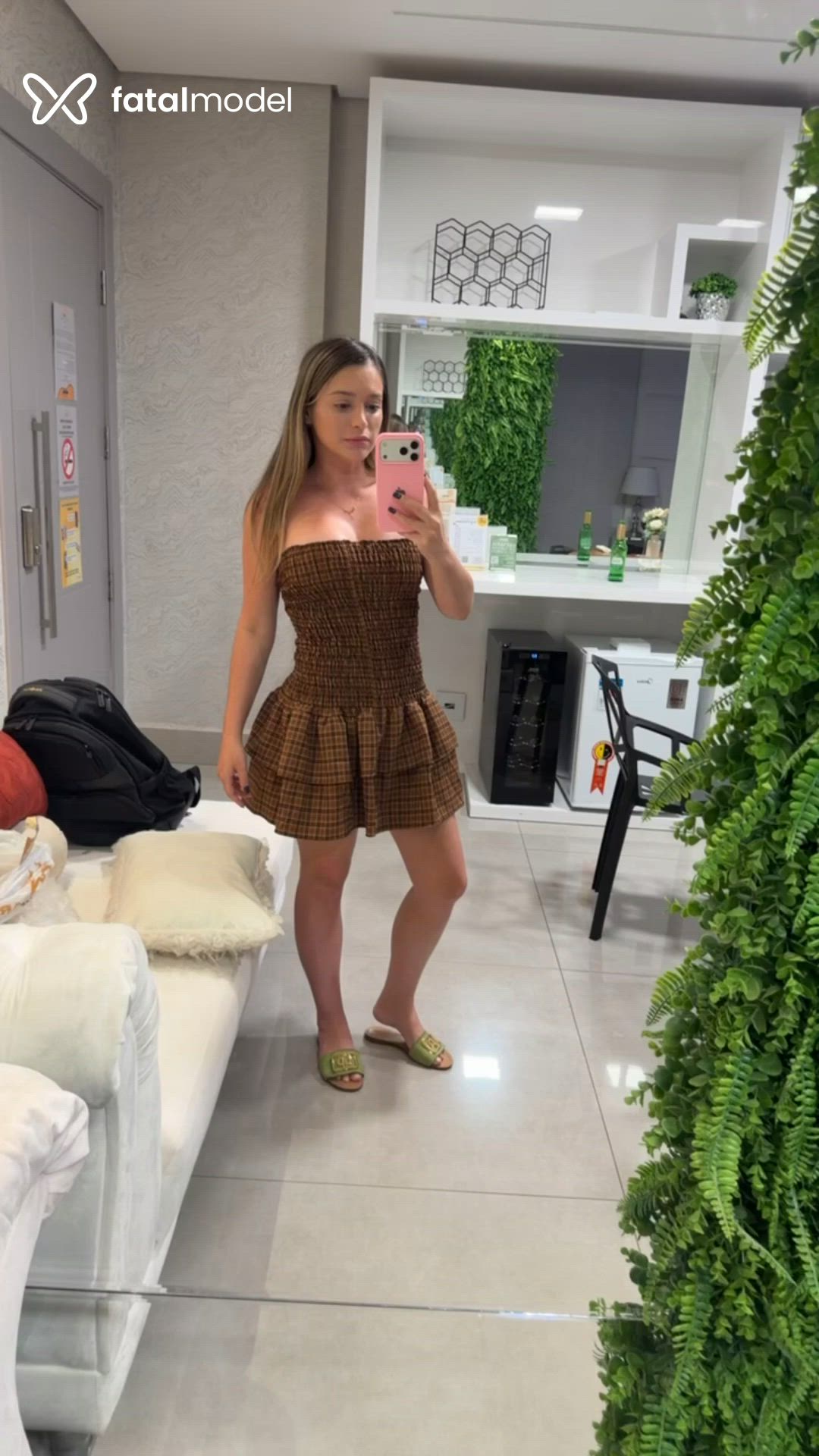 Acompanhante mulher loira (o) de olhos castanhos - Sarah