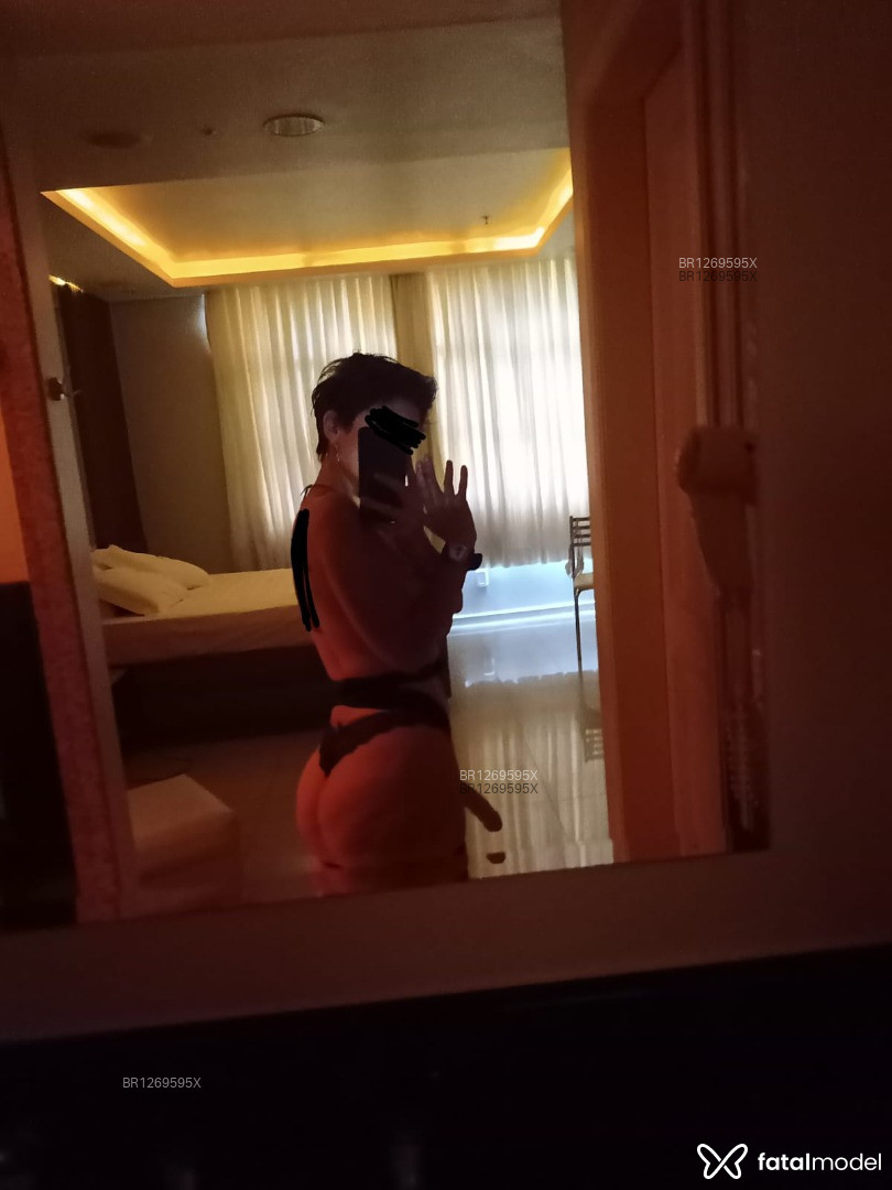 Acompanhante mulher com cabelo castanho de olhos castanhos em Porto Alegre Acompanhante mulher com cabelo castanho de olhos castanhos em Porto Alegre - Domme Cleo