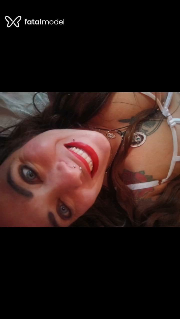 Acompanhante mulher com cabelo castanho de olhos azuis - Jujuzinha