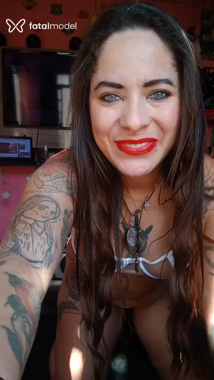 Acompanhante mulher com cabelo castanho de olhos azuis - Jujuzinha