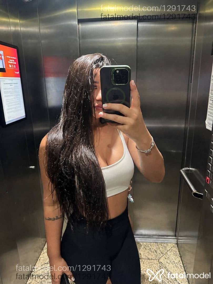 Acompanhante mulher com cabelo castanho de olhos castanhos - Camila