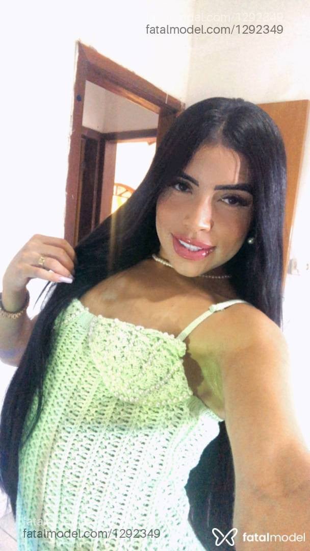 Acompanhante mulher morena (o) de olhos pretos - Stella Condessa