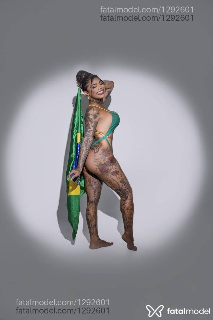 Acompanhante mulher trans com cabelo castanho de olhos castanhos - Joyce Lira
