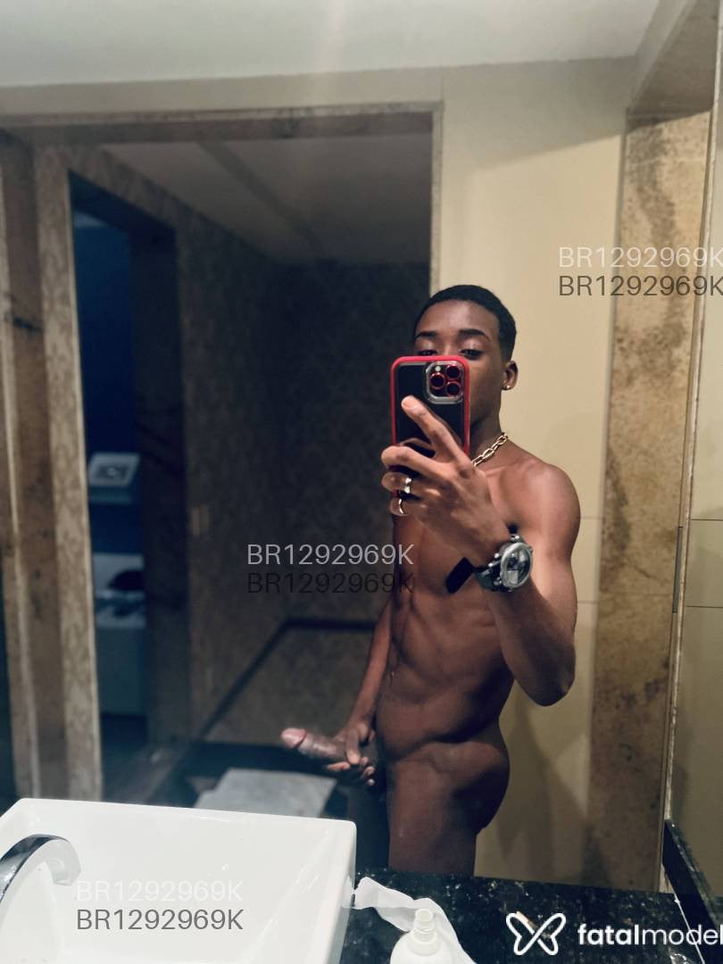 Acompanhante homem com cabelo castanho de olhos castanhos em Rio de Janeiro - PRETO KARALHUDO