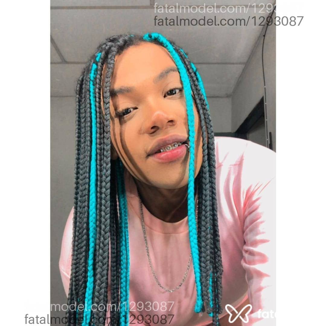Acompanhante mulher trans com cabelo colorido de olhos pretos em Goiânia - Pollyanna Ferreira