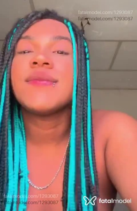 Acompanhante mulher trans com cabelo colorido de olhos pretos em Goiânia - Pollyanna Ferreira