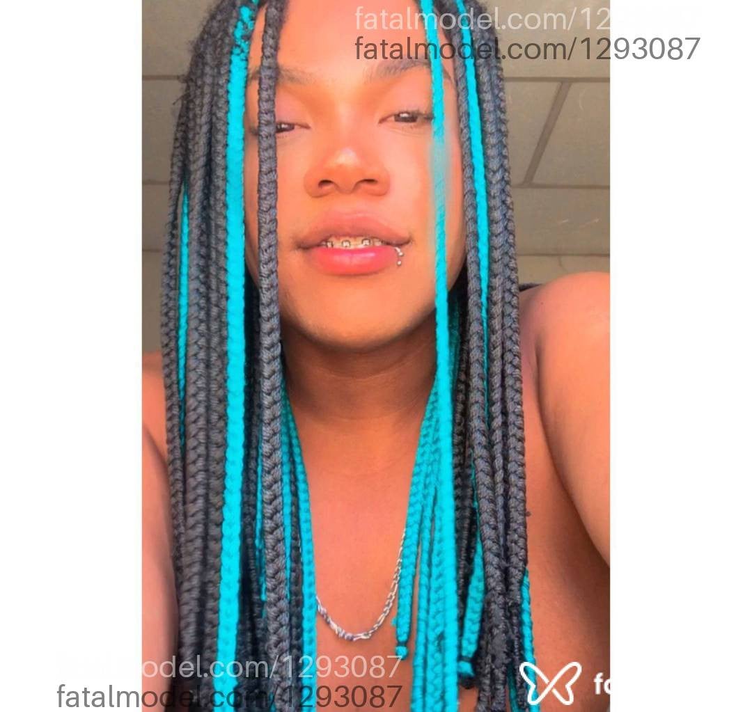 Acompanhante mulher trans com cabelo colorido de olhos pretos em Goiânia - Pollyanna Ferreira