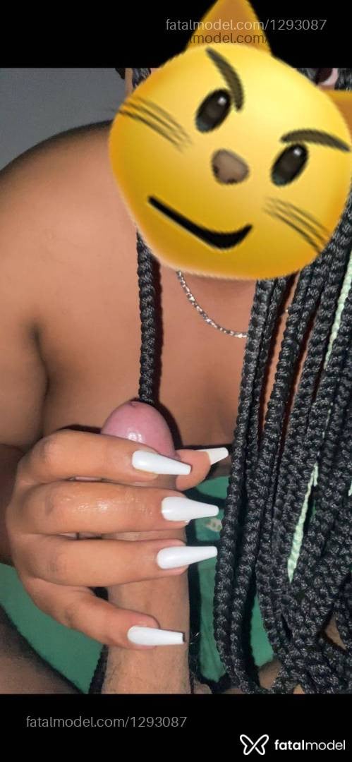 Acompanhante mulher trans com cabelo colorido de olhos pretos em Goiânia - Pollyanna Ferreira