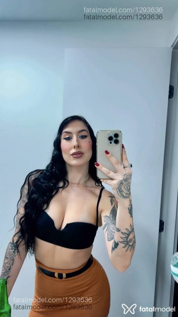 Acompanhante mulher com cabelo castanho de olhos azuis em São Paulo - Karol Reeed