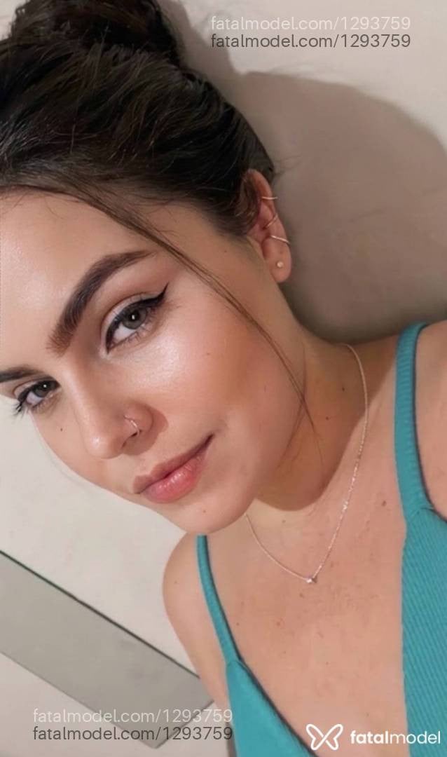 Acompanhante mulher loira (o) de olhos verdes - Lua