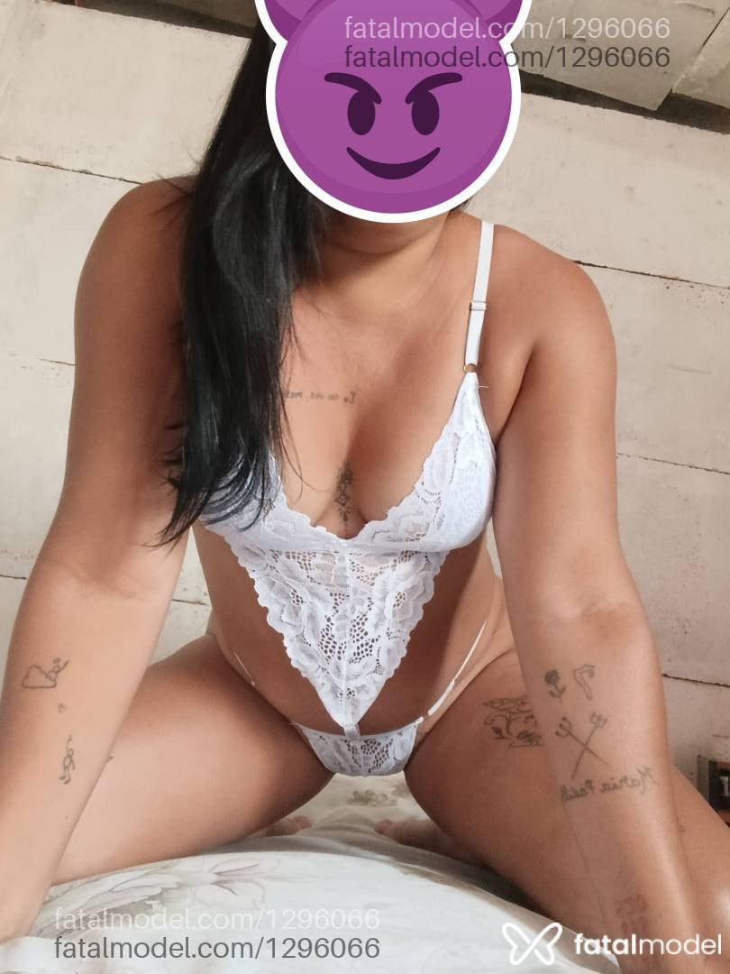 Acompanhante mulher com cabelo castanho de olhos castanhos - Cláudia